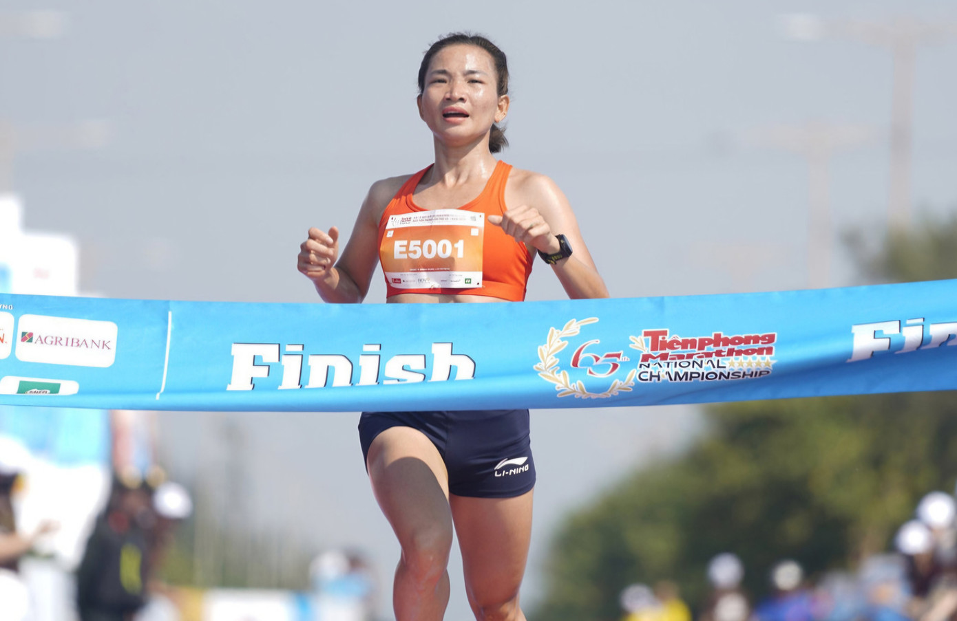 Nguyen Thi Oanh ឈ្នះ Tien Phong Marathon ៩ ដងជាប់ៗគ្នា។ 1000040100.jpg