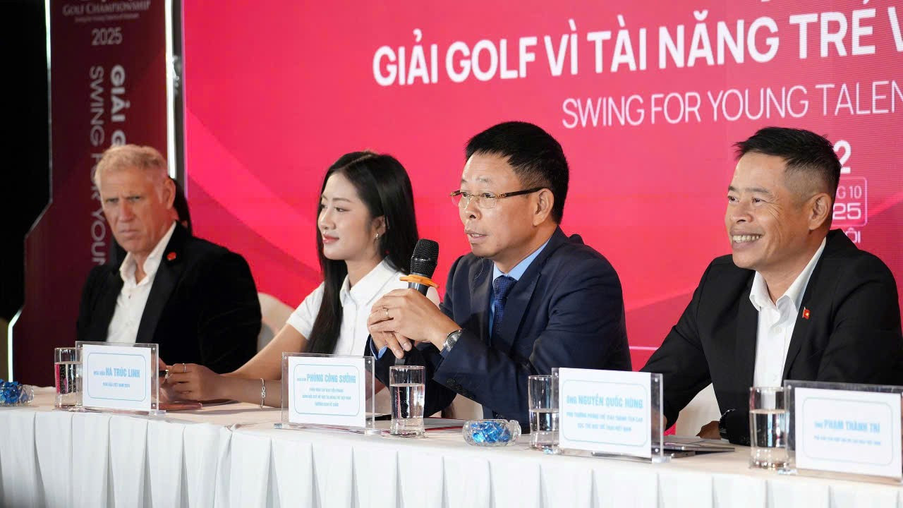 انعامی نظام کے بارے میں، صحافی پھنگ کانگ سونگ نے شیئر کیا کہ Tien Phong Golf Championship 2025 میں ایک پرکشش انعامی نظام ہے، جس میں HIO ہولز میں 3 قیمتی وولوو کاریں شامل ہیں۔ موسموں کے دوران، کوئی بھی گولفر HIO چیلنج میں کامیاب نہیں ہوا اور امید ہے کہ مقام کی تبدیلی کے ساتھ، ایسے گالفرز ہوں گے جو تاریخ رقم کریں گے۔ اس کے علاوہ، Tien Phong Golf Championship جو قدر لاتی ہے وہ تجربہ ہے جو حاصل کرنا آسان نہیں ہے، ٹاپ گولفرز کے ساتھ رگڑنا اور ان سے بات چیت کرنا، اور ویتنام ینگ ٹیلنٹ سپورٹ فنڈ کے ذریعے کمیونٹی کے لیے قدر کا حصہ ڈالنا۔ 4-9035.jpg