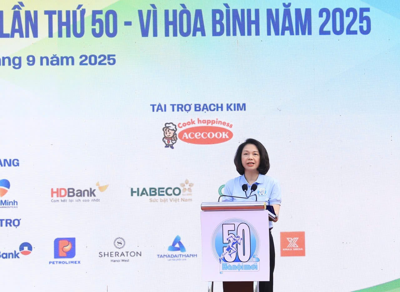លោកស្រី Vu Thu Ha - អនុប្រធានគណៈកម្មាធិការប្រជាជនទីក្រុងហាណូយថ្លែងមតិក្នុងពិធីបើក។ 3.jpg
