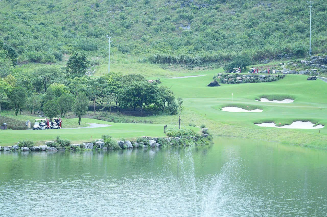 زمین گلف تین دونگ - باشگاه ورزشی لجند ولی، نه تنها بر کیفیت رقابت تمرکز دارد، بلکه زیباسازی چشمانداز را نیز ترویج میدهد - کاشت درختان بومی و گلهای زینتی بیشتر در اطراف زمین، تمیز کردن و نگهداری دورهای دریاچهها، مسیرها و مناطق استراحت. 2.jpg