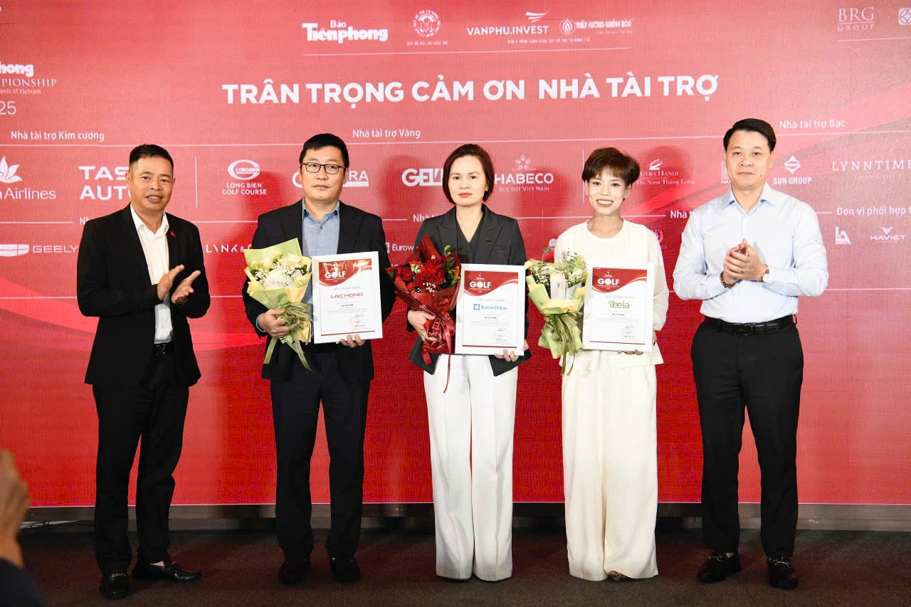 مسٹر Nguyen Quoc Hung اور Mr Nguyen Tran Quang نے کانسی کے اسپانسر کو اسپانسرشپ سرٹیفکیٹ پیش کیا۔ 6.jpg