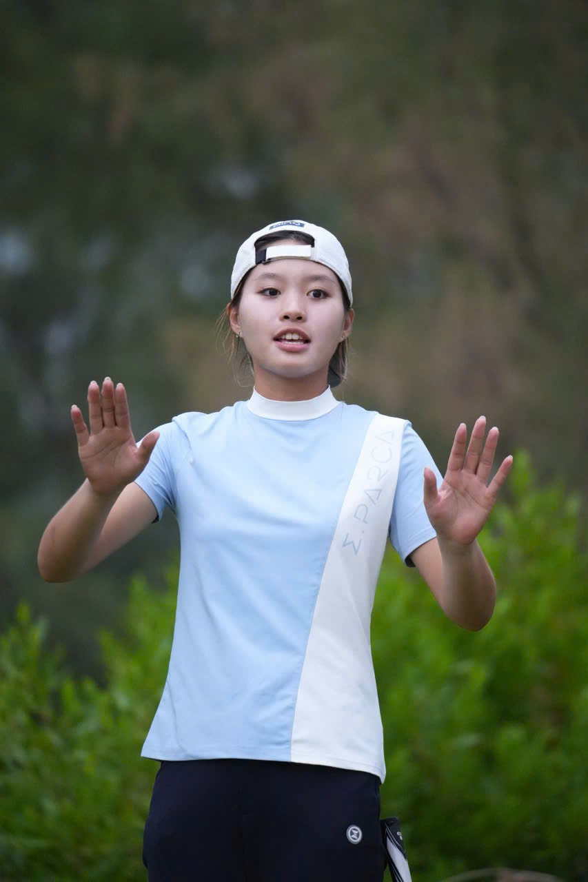“ผมตื่นเต้นมาก เพราะนี่เป็นครั้งแรกที่ผมได้แข่งขันที่ FLC Golf Links Quy Nhon สนามนี้มีเอกลักษณ์เฉพาะตัวมากมาย เช่น ลมแรง แฟร์เวย์แคบ และบังเกอร์ที่ล้อมรอบด้วยเนินทราย นี่จะเป็นความท้าทายที่น่าสนใจที่ผมต้องเอาชนะให้ได้” Chuc An กล่าว 8-7644.jpg