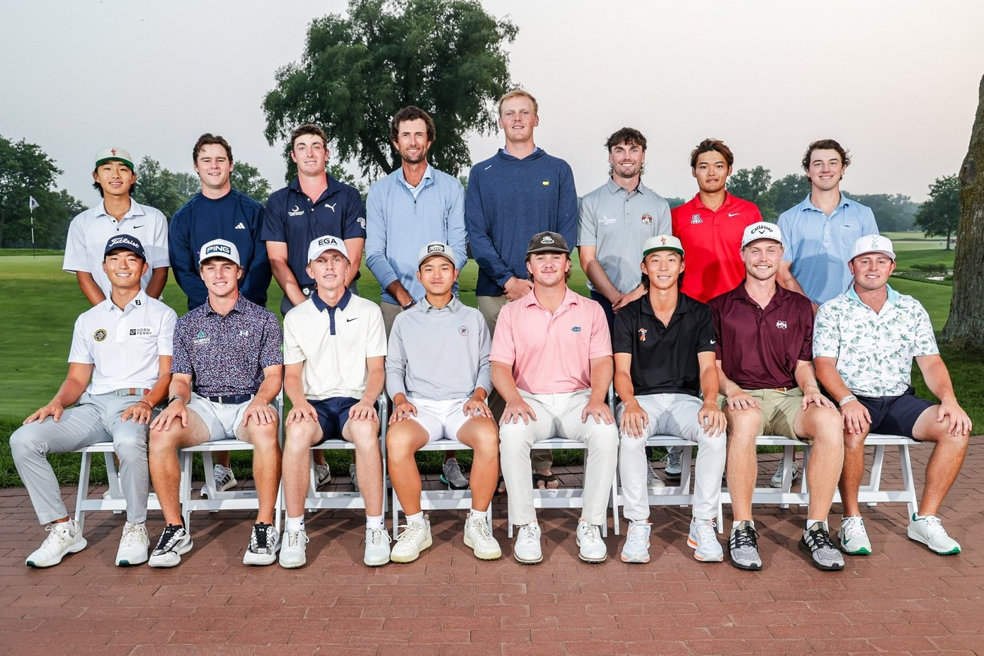 Anh Minh (fileira superior, 4º da esquerda) está entre os 16 melhores golfistas do Campeonato Amador Ocidental de 2025. 1-6345.jpg