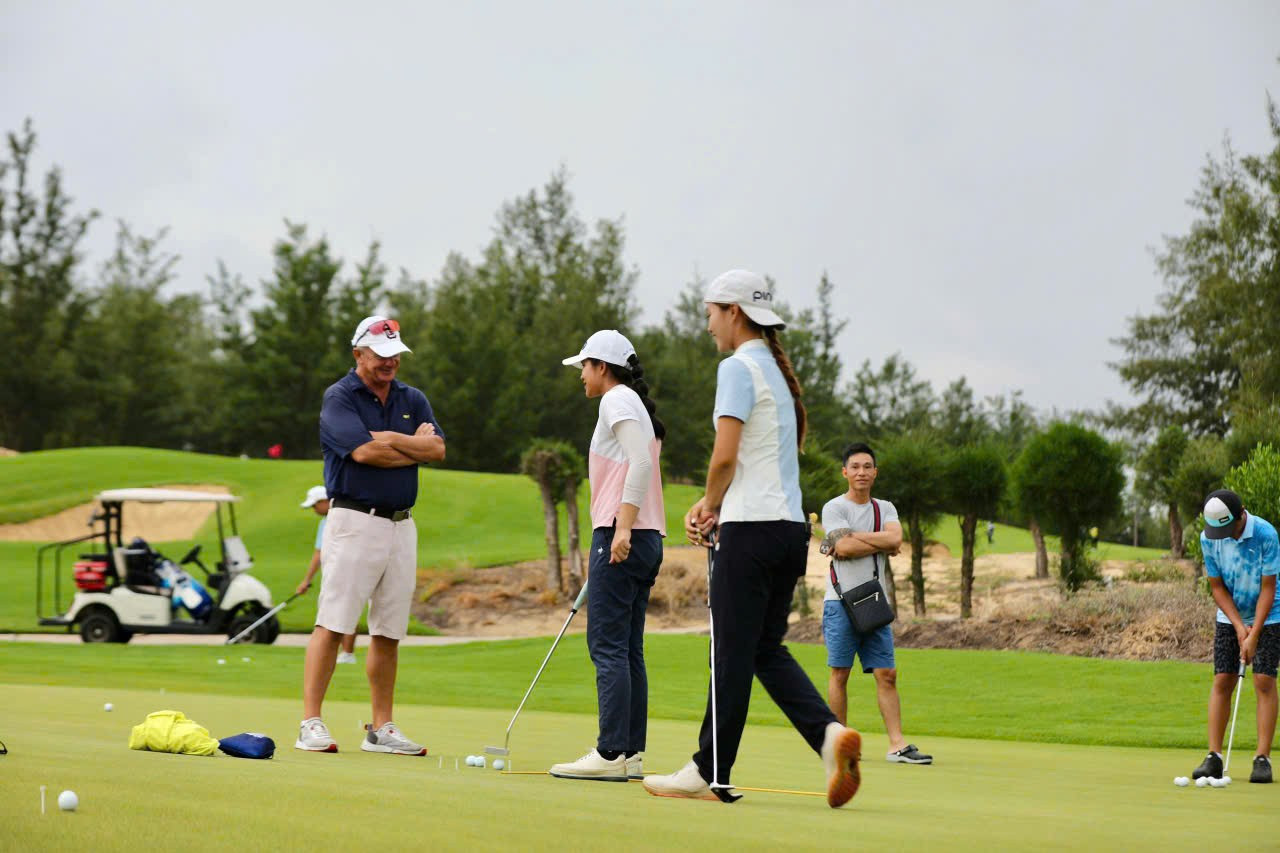 Giải Vô địch Golf Quốc gia - Gia Lai 2025 là dịp để các golfer áp dụng các kỹ thuật, chiến thuật và kiến thức đã được huấn luyện trong những ngày qua vào điều kiện thi đấu thực tế. 1-3354.jpg