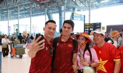 Người hâm mộ vỡ òa sung sướng, vây quanh những người hùng U22 Việt Nam