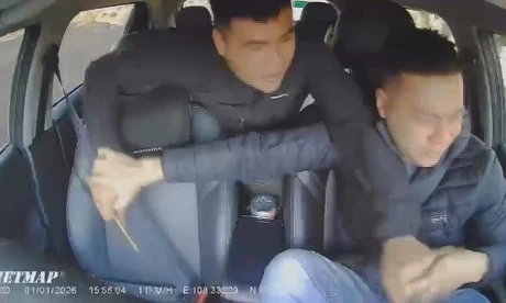 Đối tượng dùng đũa tấn công tài xế taxi.