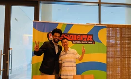 Anh Victor Hugo chụp ảnh lưu niệm với fan Việt mê Xuân Son tại khu vực của Bayer Leverkusen ở Rio de Janeiro, Brazil ngày 15/10/2025. Ảnh: Cheng Jing.