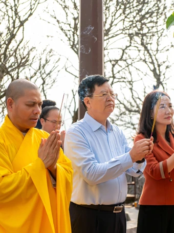 Phó Thủ tướng Mai Văn Chính cùng Phật tử thượng sơn Yên Tử