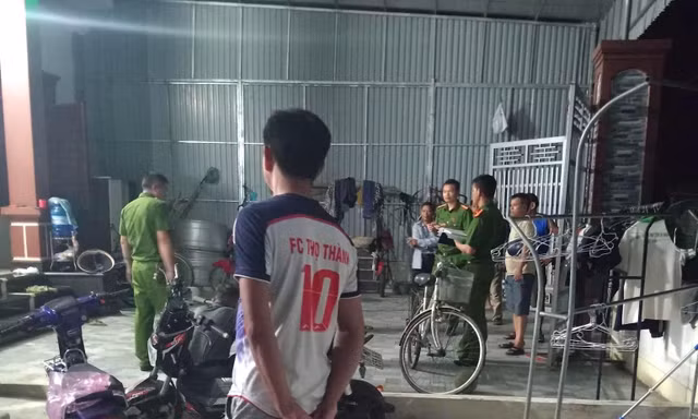 Bị đánh tới tấp, chồng dùng dao đâm vợ tử vong