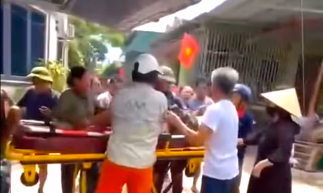 Người đàn ông bị đàn ong đốt tử vong khi ra bờ sông cắt cỏ