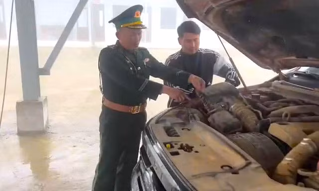Giấu 7 cây vàng trong khoang động cơ ô tô để đưa qua biên giới Nghệ An