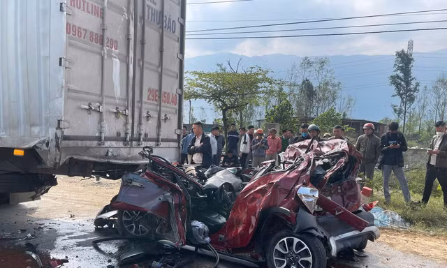 Ô tô bẹp dúm sau tai nạn liên hoàn, 3 người nhập viện