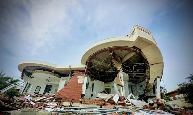 Loạt villa đổ gục do bão số 10.