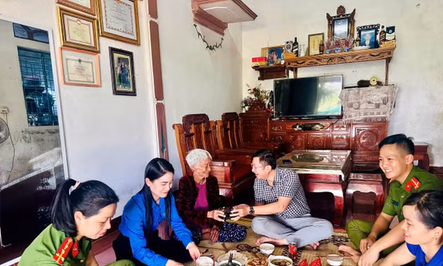 Bữa cơm tri ân bên Mẹ Việt Nam Anh hùng 3 lần tiễn chồng, con ra trận
