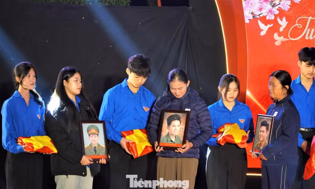Xúc động chương trình 'Tết tri ân Liệt sĩ'