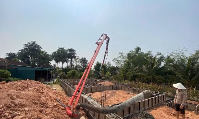 Xe bơm bê tông gặp sự cố, thợ xây tử vong