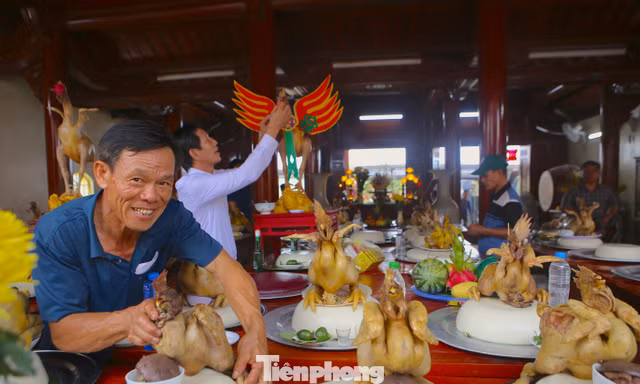 Cả làng thức dậy từ 3h sáng, làm gà 'bay' dâng tổ tiên ngày Rằm tháng Giêng