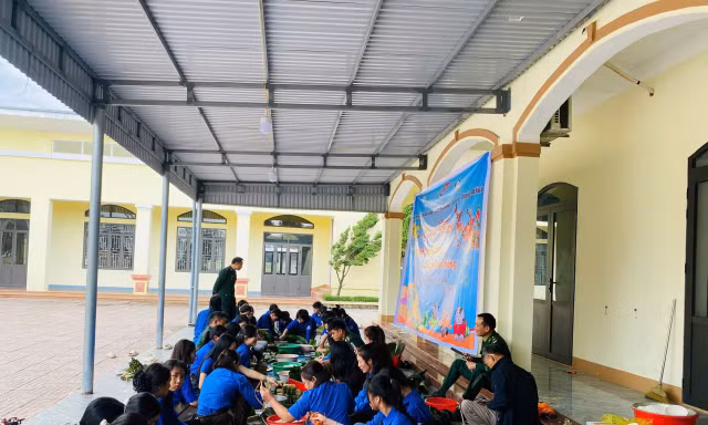 Thanh niên Hà Tĩnh gói bánh chưng, sẻ chia yêu thương