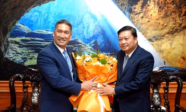 Quyền Bộ trưởng Hải quân Mỹ thăm Quảng Trị, cam kết tiếp tục hỗ trợ khắc phục hậu quả chiến tranh