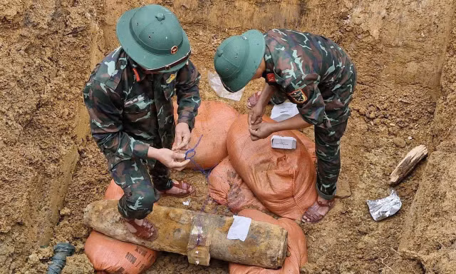 Phát hiện bom 'khủng' còn nguyên đầu nổ khi cải tạo vườn 