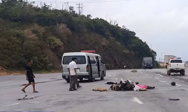 Va chạm với xe khách, hai người đi xe máy tử vong