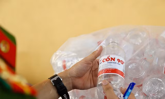 Dùng cồn công nghiệp pha chế hơn 19.000 chai cồn y tế giả