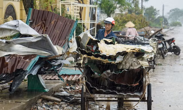 Sau khi nhà cửa bị lốc xoáy tàn phá, người dân gạt nước mắt gom đồ hư hỏng để bán sắt vụn