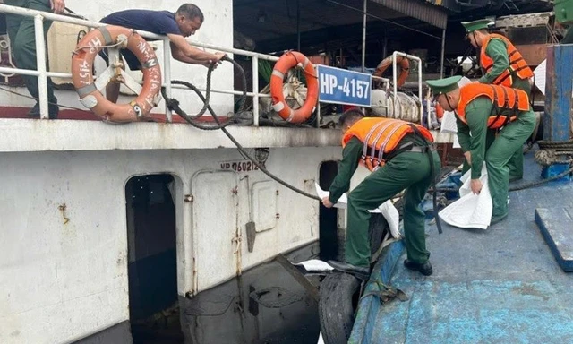 Tàu chở 1.500 tấn cọc bê tông bị chìm ở cảng quốc tế Long Sơn