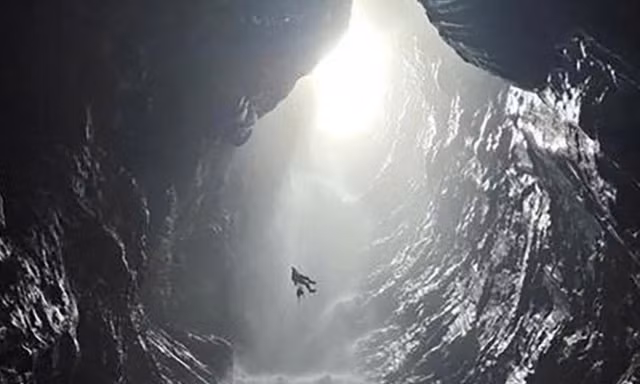 Kỳ quan mới ở Quảng Trị: Hố sụt sâu với thác nước khổng lồ