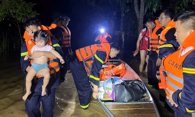 Đoàn viên, lực lượng vũ trang giúp người dân 'chạy lũ'