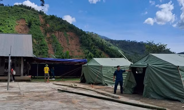 Dựng lều dã chiến, sơ tán người dân vùng xung yếu trước giờ bão Bualoi đổ bộ