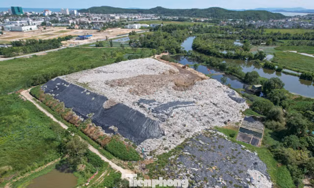 Núi rác ‘án ngữ’ khu du lịch biển Sầm Sơn 