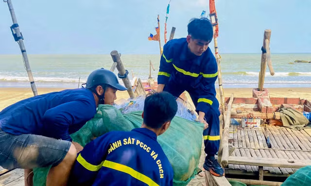 Công an Thanh Hóa gặt lúa, neo tàu thuyền giúp người dân 'chạy bão' 