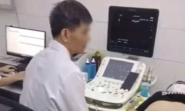 Bệnh viện thông tin việc bác sĩ vừa siêu âm vừa xem điện thoại