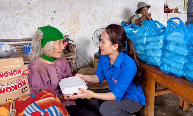 Tuổi trẻ Thanh Hóa giúp người dân khắc phục hậu quả bão số 10