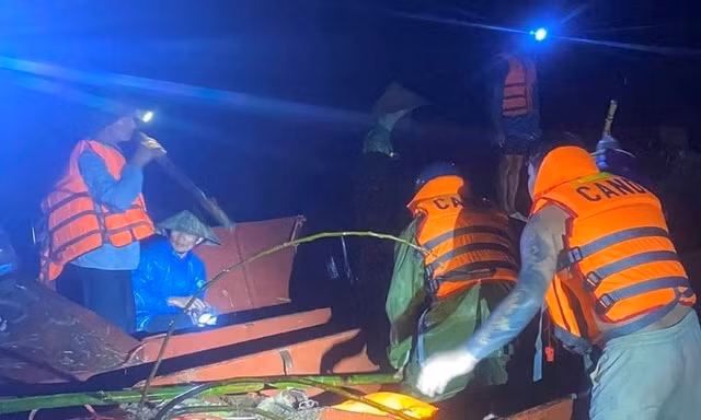 Người phụ nữ mất tích khi ra khe suối lúc lũ đổ về