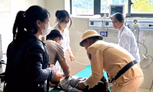 Cảnh sát giao thông mở đường đưa cháu bé bị co giật đi cấp cứu