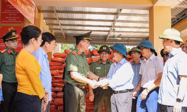Xây hơn 500 căn nhà và trường học cho người dân vùng lũ Nghệ An