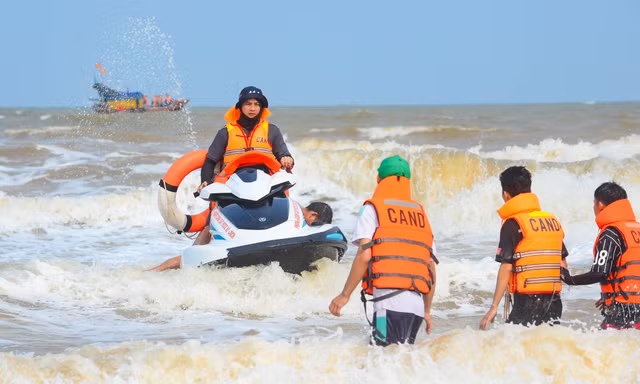 Công an diễn tập vượt sóng dữ cứu người gặp nạn trên biển Sầm Sơn