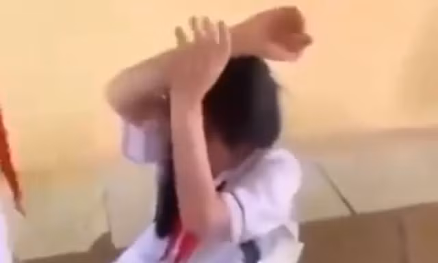 Nữ sinh lớp 8 bị bạn cùng lớp đánh, ép cởi áo để quay clip