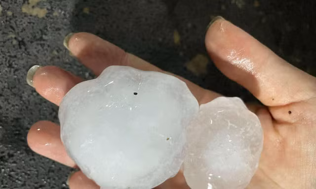 Mưa đá, dông lốc trong đêm ở Thanh Hóa