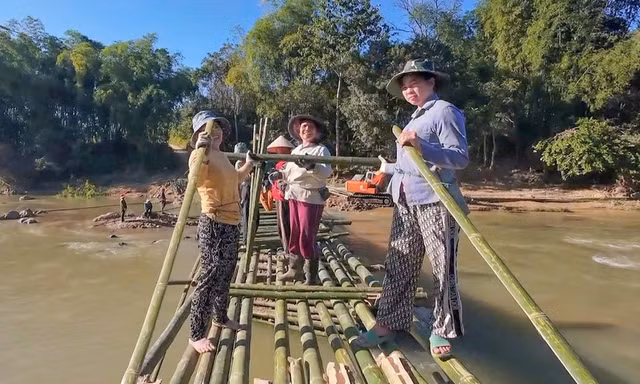 Người dân dựng cầu tre qua sông Luồng