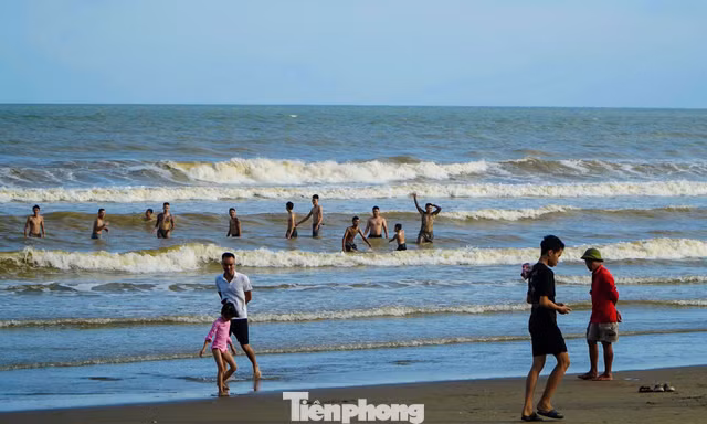 Ngư dân lo 'chạy' bão, du khách vẫn tắm biển Sầm Sơn 