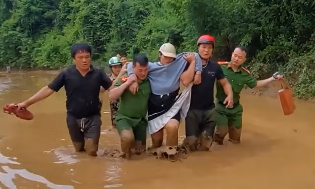 Công an xã vượt lũ đẩy cano đưa sản phụ đi sinh