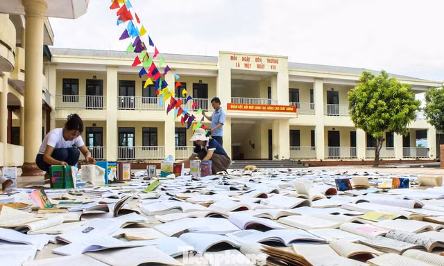 Nỗi lo sau bão, giáo viên 'giành nắng' phơi sách cho học trò