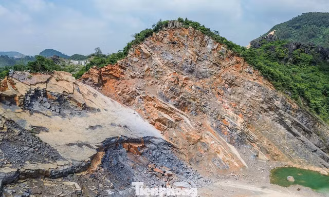 Nhiều mỏ đá xuất hiện 'hàm ếch' tử thần 