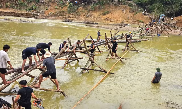 Cầu bê tông bị lũ cuốn, dân bản chung sức dựng cầu tạm để học sinh đến trường