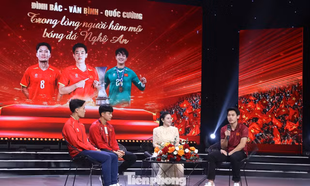 Đình Bắc, Văn Bình và Quốc Cường tiết lộ mẫu bạn gái với người hâm mộ