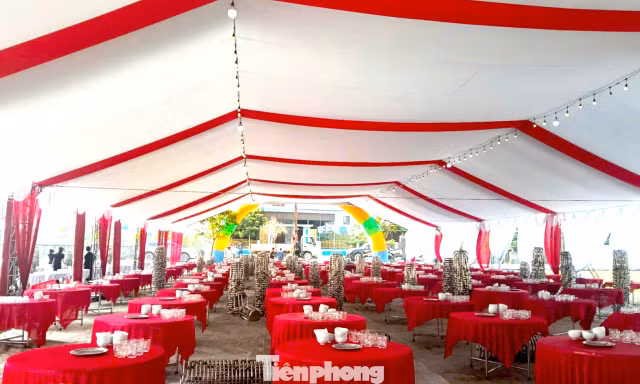 Gia đình cầu thủ Đình Bắc làm 100 mâm cỗ mời hàng xóm để tri ân