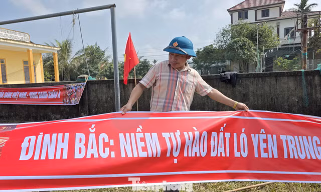Người dân quê nhà Đình Bắc lắp màn hình cỡ lớn “tiếp lửa” U23 Việt Nam